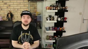 La figura de Funko Pop Iron Man en el video de YouTube Toujours Debout - Renaud (revisión) de LinksTheSun