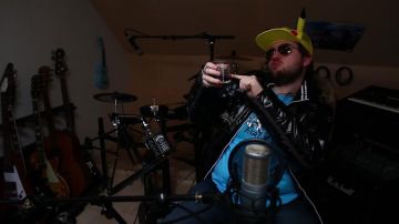 Le ukulélé Fazley K21LB W soprano bleu ciel dans la vidéo YouTube Jul - Wesh alors (critique) de LinksTheSun