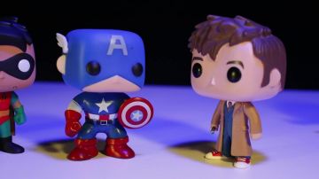 La figurine Funko Pop 10th doctor dans la vidéo YouTube Les Vengeurs du Salon ! de LinksTheSun