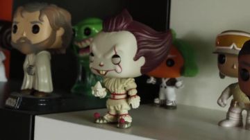 La figura del Funko Pop: Pennywise de Ça en el video de YouTube Les Vengeurs du Salon! por LinksTheSun