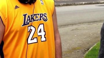 La camiseta de Koby Bryant de Los Angeles Lakers en el video de YouTube All Life - The Fools (revisión) de LinksTheSun