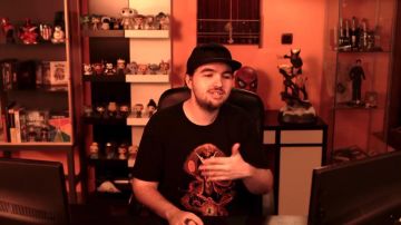 La figurine Funko Pop Hook (Once upon a time) de LinkstheSun dans sa vidéo Les Nouvelles Aventures d'Aladin