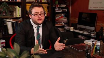 La computadora Apple IMac en el video de YouTube Toda la vida - los tontos (revisión) de LinksTheSun