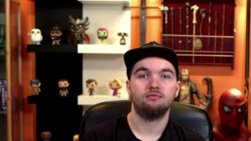 La figura de Funko Pop wall-e en el video de YouTube Canciones francesas: el momento en que metió la pata (revisión) de LinksTheSun