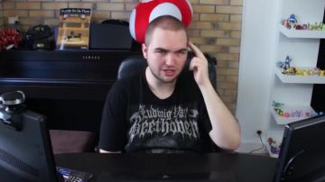 Le t-shirt Beethoven dans la vidéo YouTube Madame Pavoshko - Black M (critique) de LinksTheSun