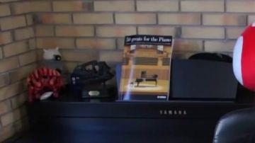 La peluche Dalek dans la vidéo YouTube Madame Pavoshko - Black M (critique) de LinksTheSun