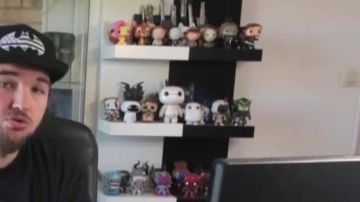 La figura funko pop baymax en el video de YouTube Tron the Legacy - 50/50 (revisión) por LinksTheSun