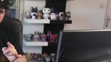 La figura de Funko Pop Vision en el video de YouTube Tron the Legacy - 50/50 (revisión) de LinksTheSun