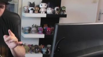 La figura de Funko Pop Spiderman en el video de YouTube Tron the Legacy - 50/50 (revisión) de LinksTheSun