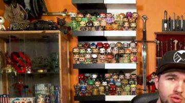 ¡La figura funko pop! Emmett Brown (Regreso al futuro) en el video de YouTube Canciones francesas: el momento en que metió la pata de LinksTheSun