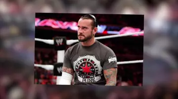 Le t-shirt gris de CM Punk dans la vidéo YouTube 20 bonnes raisons d'aimer le catch de LinksTheSun