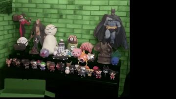 ¡La estatuilla de FunKo Pop! Harley Quinn (COMIC) de LinksTheSun en su video Point Culture: Fan Theories in Cinema