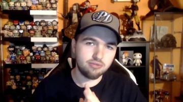 La casquette AJ Style de LinksTheSun dans sa vidéo "Une nouvelle émission sur la chaîne LinksTheSun !"