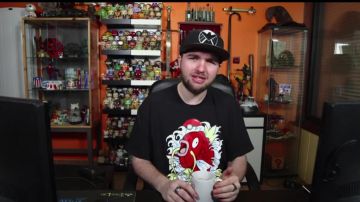 La camiseta Magicarpe de LinksTheSun visto en su video de youtube "Despacito - Luis Fonsi (reseña)"