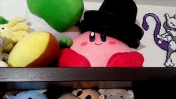 La peluche Yoshi 30cm dans la vidéo Point Culture : Les théories de fan au cinéma (2ème partie) de LinksTheSun