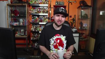 ¡La estatuilla funko POP! por Daredevil en un video de YouTube Despacito-Luis Fonsi (reseña) de LinksTheSun