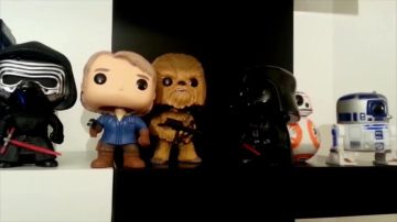 The figurine Funko POP! Star Wars R2 D2 Disney LinksTheSun seen in his video "Point Culture : theories of fan to the cinema"