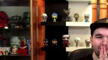 La figura funko pop de Ultron de LinksTheSun visto en su video "Canciones francesas: el momento en que metió la pata"