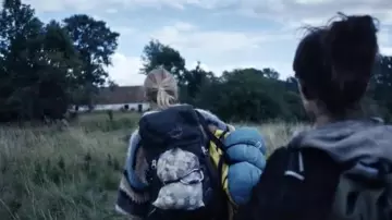 Le sac à dos Osprey de Léa (Jessica Dinnage) dans la série The Rain S01E04