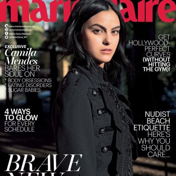 Chaqueta negra abotonada militar de Camila Mendes en su cuenta de Instagram