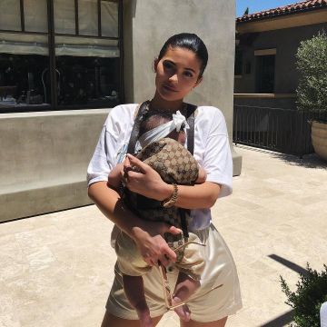 El portabebés de Gucci visto en Kylie Jenner en su publicación de instagram
