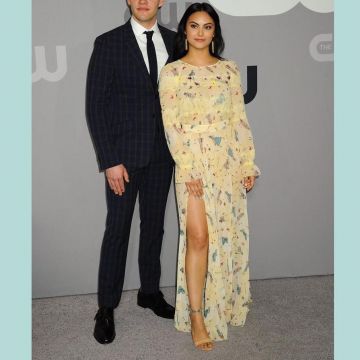 The yellow dress printed dolls Camila Mendes on his account Instagram