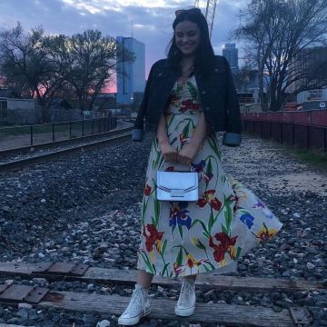 El vestido largo floral blanco de Camila Mendes en su cuenta de Instagram