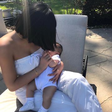 El amplio mono blanco nude Y Project que lleva Kylie Jenner en su cuenta de instagram
