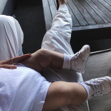Zapatillas Nike Air Force 1 blancas de Stormi Webster en la cuenta de Instagram de su madre Kylie Jenner