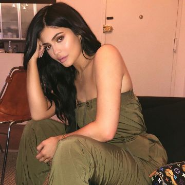 El amplio mono caqui que luce Kylie Jenner en su cuenta de Instagram