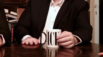 La taza "D.. ICK" en el video de YouTube Las nuevas aventuras de Aladdin - 50/50 (revisión) por LinksTheSun