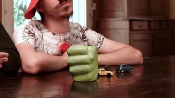 The Mug - Hulk's Fist en el video The New Adventures of Aladdin - 50/50 (reseña) de LinksTheSun