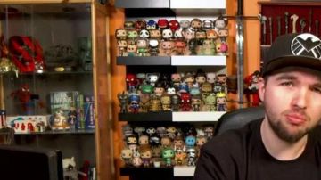 La figura funko pop yoda en el video de YouTube Polisse - 50/50 (revisión) de LinksTheSun