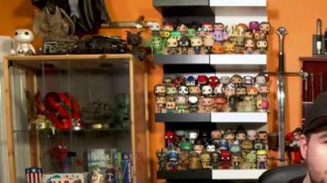Figura de Funko Pop Finn Balor (Chase) en el video de YouTube de LinksTheSun Polisse - 50/50 (revisión)