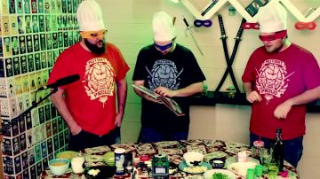La camiseta de las Tortugas Ninja 'Mutant and Proud' en el video de YouTube ¡Cocinamos una pizza de Tortugas Ninja! por LinksTheSun