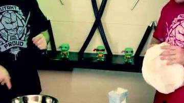 La figura de Funko Pop Donatello en el video de YouTube ¡Cocinamos una pizza de Tortuga Ninja! por LinksTheSun