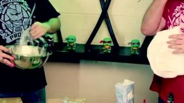 La figura de Funko Pop Raphael en el video de YouTube ¡Cocinamos una pizza de Tortuga Ninja! por LinksTheSun