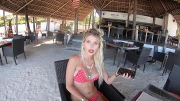 Le haut de maillot de bain rouge à pois blanc vu sur Jessica dans "ZANZIBAR - THIBAULT ET JESS VLOG 2"