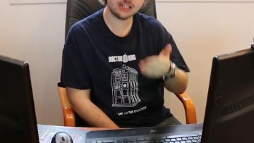 The T-shirt Doctor Who of LinksTheSun in his video Formidable - Stromae