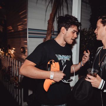 Le t-shirt noir Van Halen de K.J Apa sur son compte Instagram