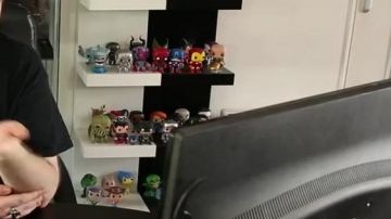 La figura Funko Pop Harley Quinn de LinksTheSun en su video Toujours Debout - Renaud