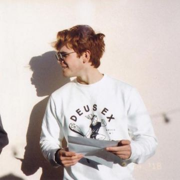 Le sweat blanc Deus Ex Machina de K.J Apa sur son compte Instagram