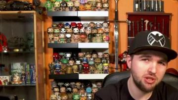 La figura funko pop sonic de LinksTheSun en su video Polisse - 50/50