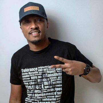 La casquette en jean portée par Soprano sur son compte Instagram