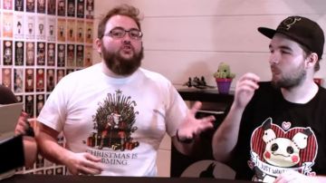 Camiseta de David's Crazy Dog "Christmas is Coming" en el video de LinksTheSun Taste of Japan