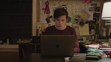 L'ordinateur portable Apple Macbook PRO de Simon Spier (Nick Robinson) dans Love, Simon