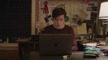 L'ordinateur portable Apple Macbook PRO de Simon Spier (Nick Robinson) dans Love, Simon