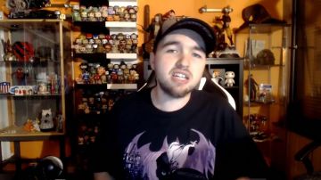 Le Masque de Kane (Glenn Jacobs) de la WWE de LinksTheSun dans sa vidéo "Une nouvelle émission sur la chaîne LinksTheSun !"