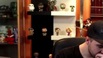La figura funko pop Rapunzel (Disney) de LinksTheSun en su video "Canciones francesas: el momento en que metió la pata"