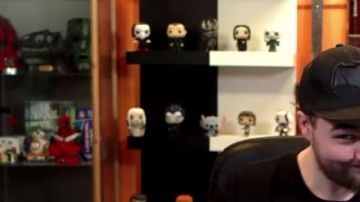 The figurine Funko Pop Kratos of LinkTheSun in his video "French Songs : the moment where it has screwed up"